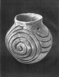 С. 2 — керамический сосуд скифского времени (выс. около  7,5 см, могильник Озен-Ала-Белиг, раскопки и фот. автора).